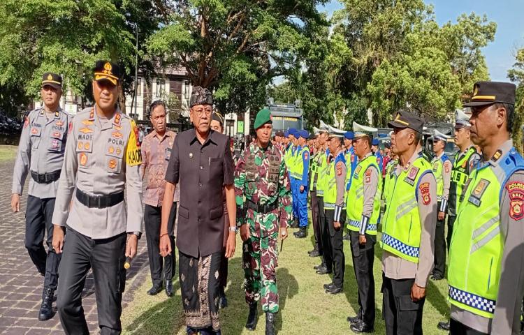 Bupati Parwata Hadiri Apel Gelar Pasukan Operasi Ketupat 2026 di Karangasem